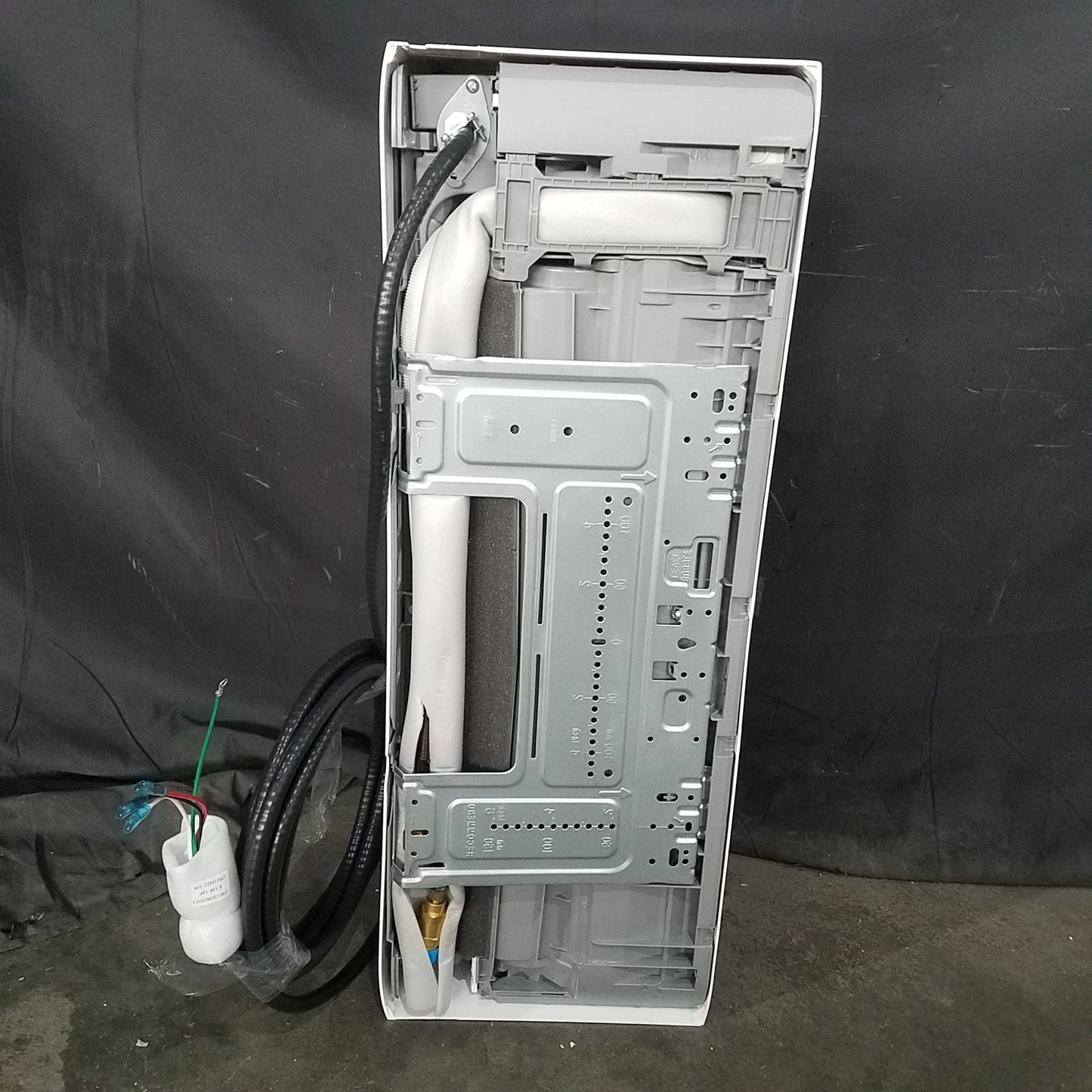 (Scratch/Ding) $1099 MRCOOL EZ-PRO 18,000 BTU 18.5 SEER Ductless Heat Pump Split System - 240V