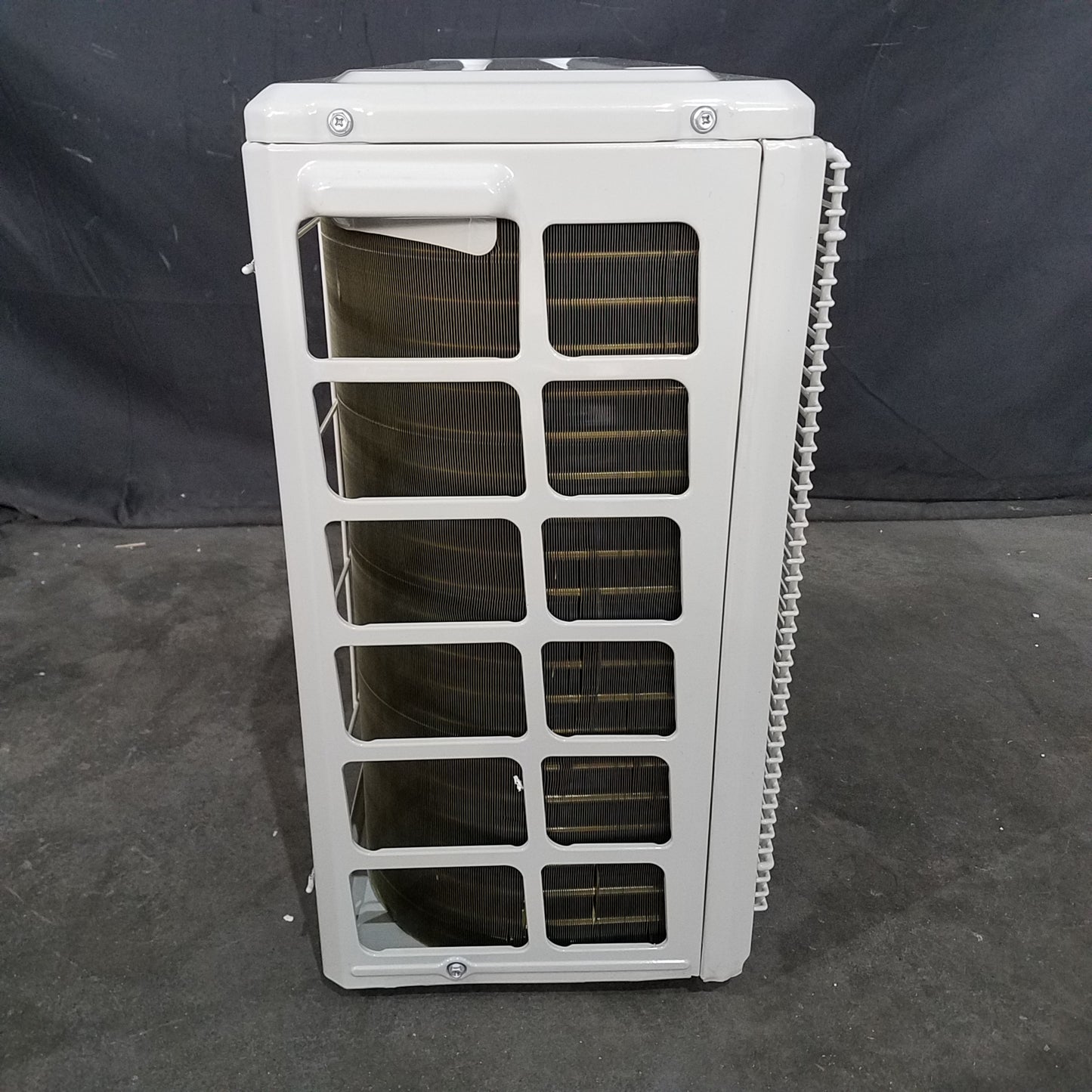 (Scratch/Ding)  $869 MRCOOL EZ-PRO 12,000 BTU 18 SEER Ductless Heat Pump Split System - 115V